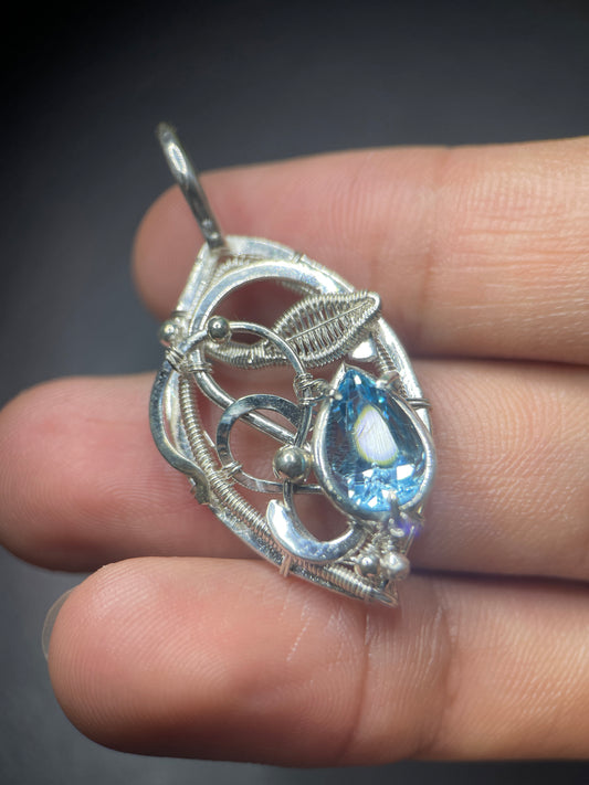 FALLEN LEAF PENDANT - TOPAZ