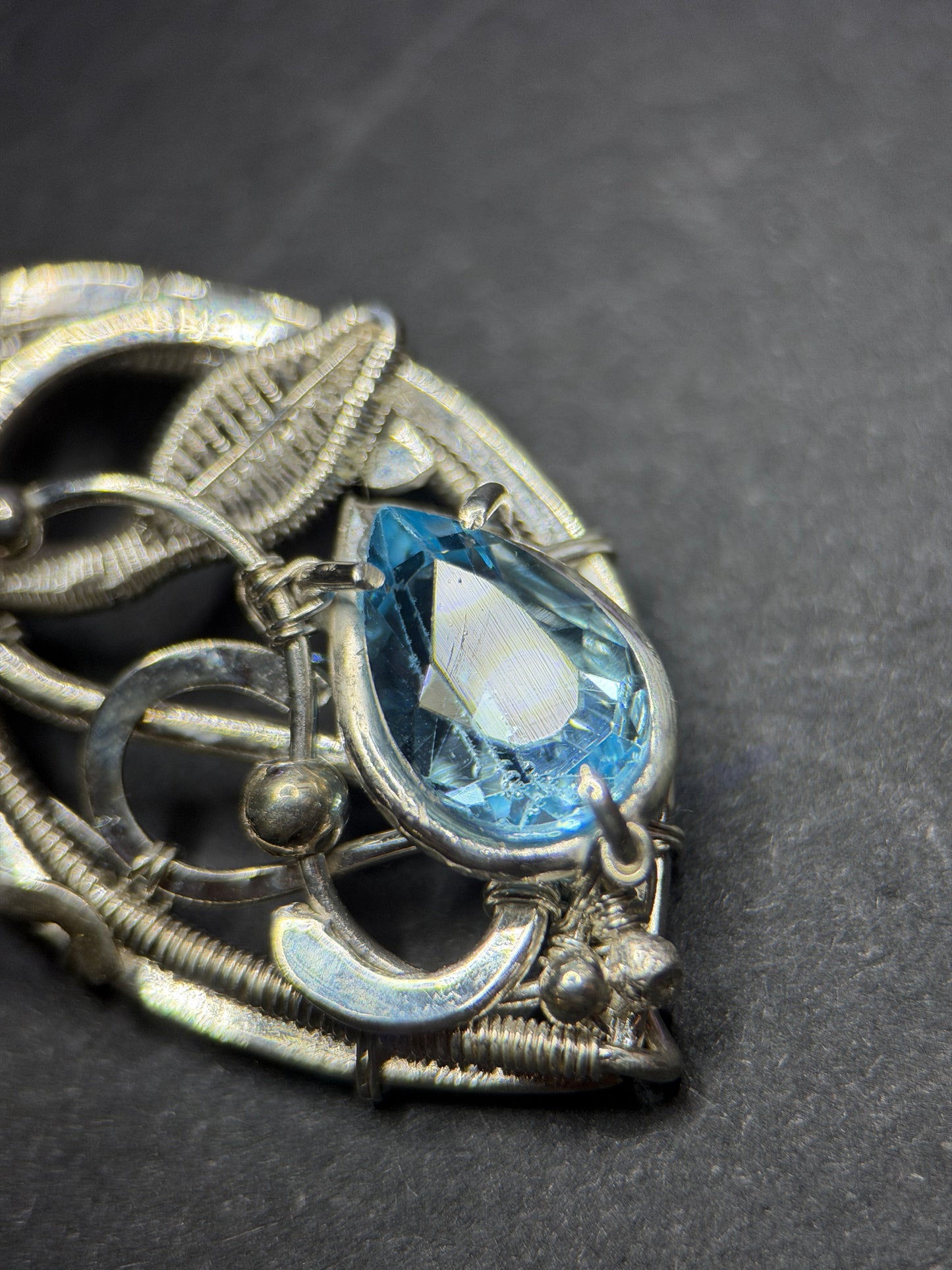 FALLEN LEAF PENDANT - TOPAZ